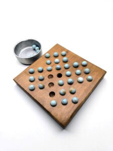 Senku de madera y bolitas (canicas)