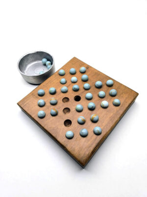 Senku de madera y bolitas (canicas)