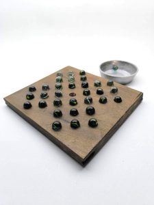 Senku de madera y bolitas (canicas)