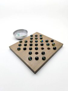 Senku de madera y bolitas (canicas)