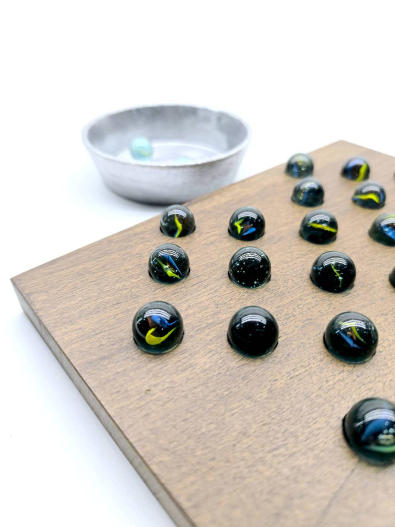 Senku de madera y bolitas (canicas) - Imagen 3