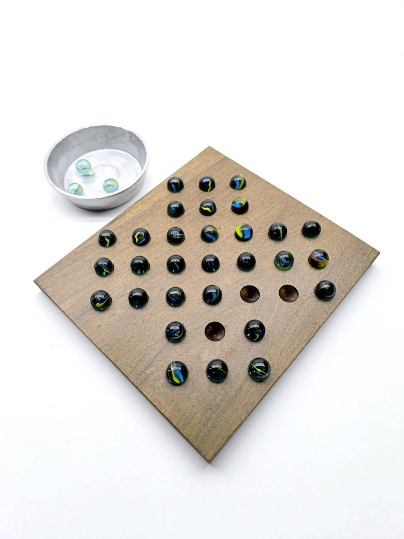 Senku de madera y bolitas (canicas) - Imagen 2