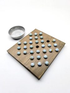 Senku de madera y bolitas (canicas)